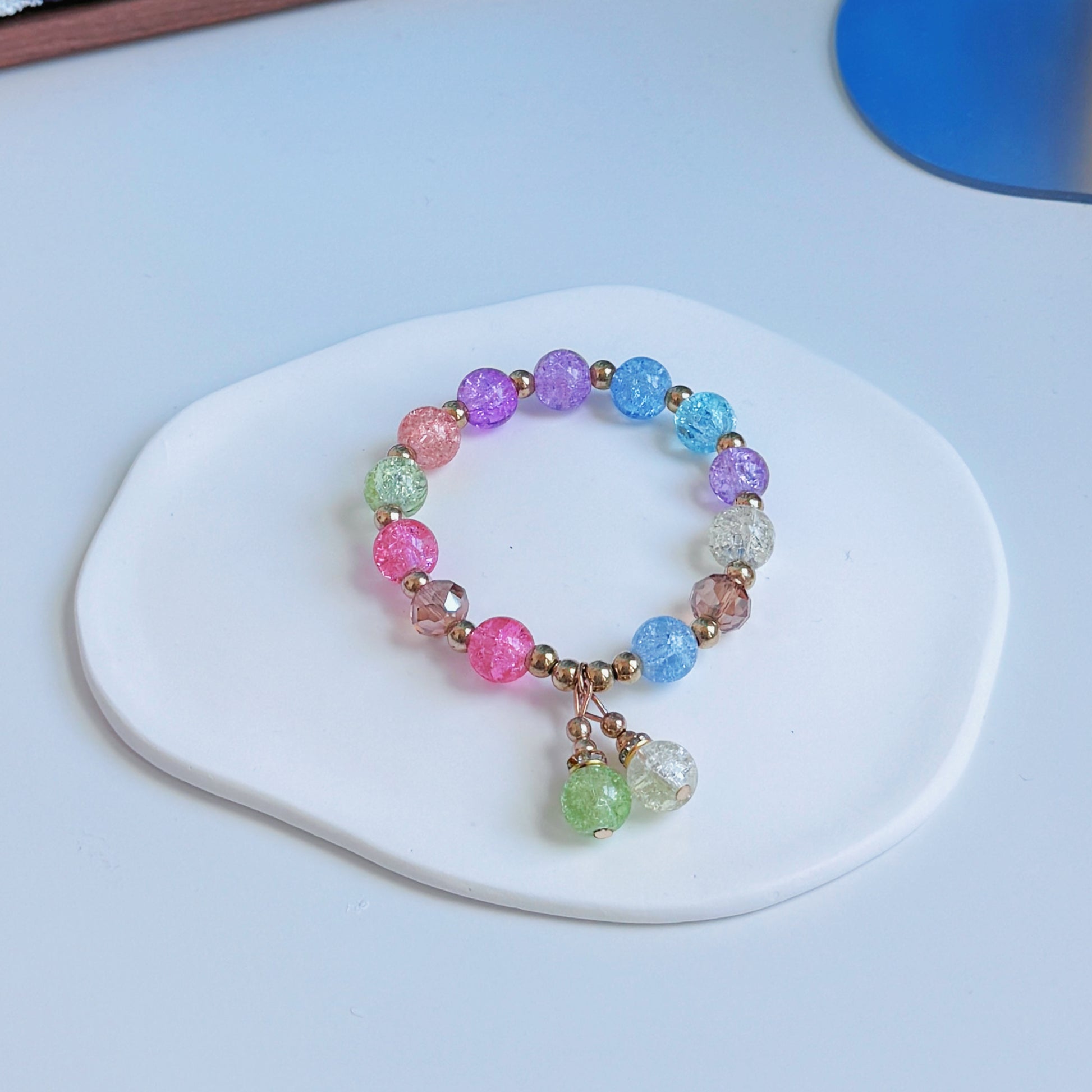 A simple, cute bracelet with multicolored beads, with all the colors of a flowery meadow.