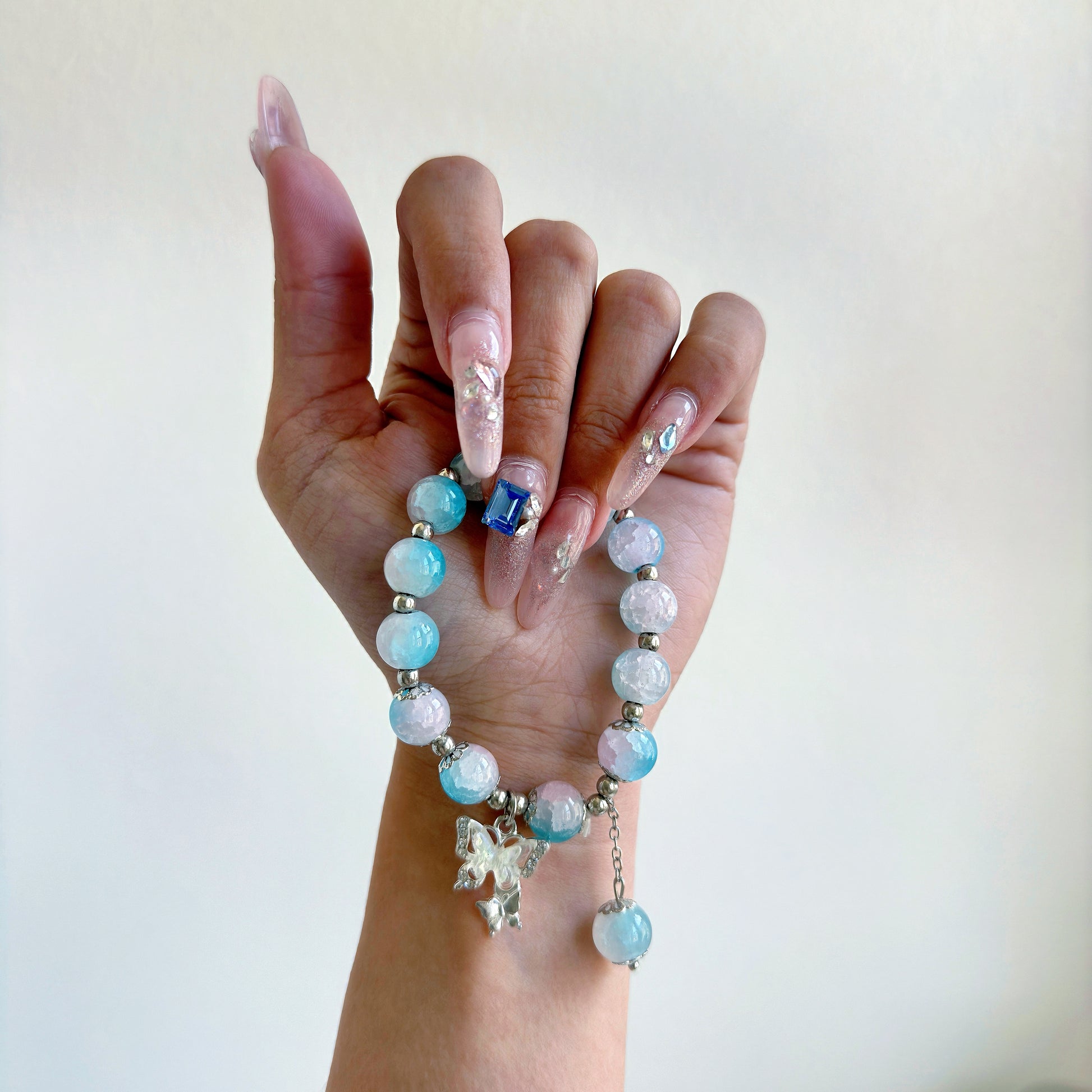 A simple, cute bracelet with light blue and white glass beads, a perfect gift for her.